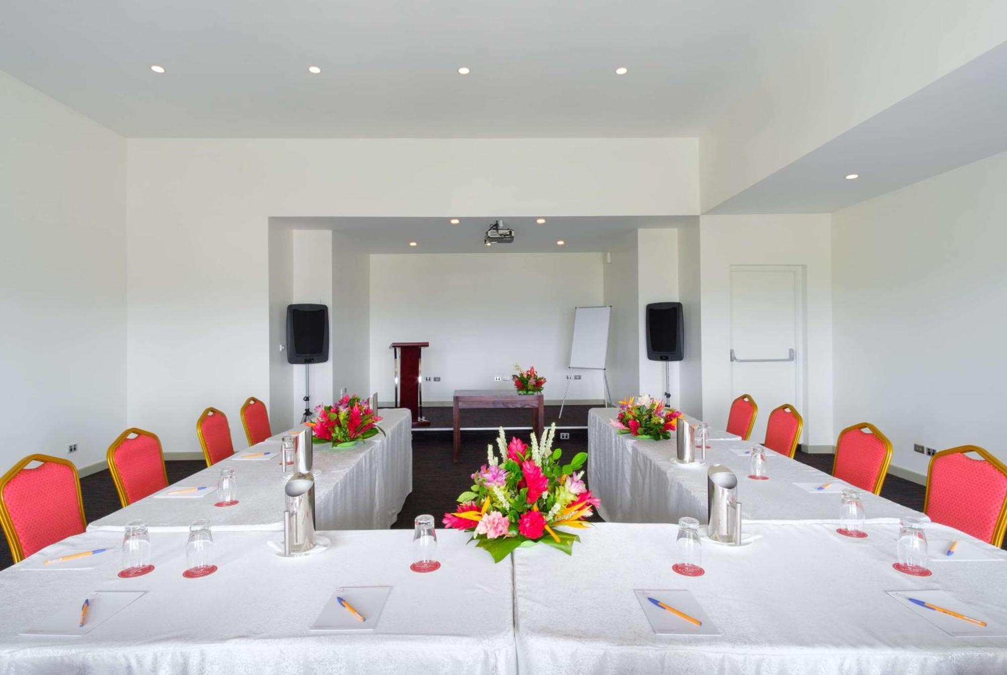Ramada Suites By Wyndham Wailoaloa Beach Fiji Нанди Экстерьер фото